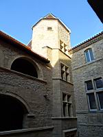 Aubenas, Chateau, Cour interieure (06)